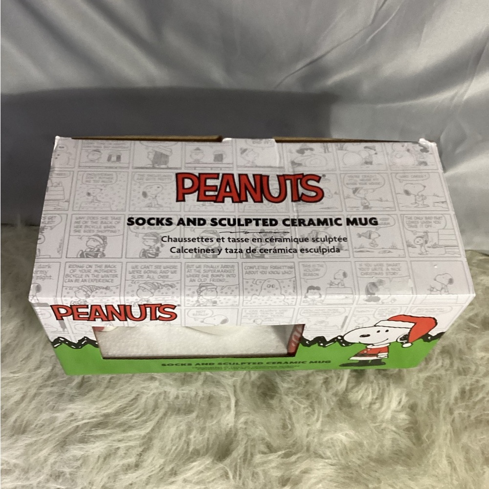 Bioworld Peanuts Snoopy 14oz Sculpted Mug & 8 Pair Crew Socks Christmas Gift Set - Picture 11 of 13